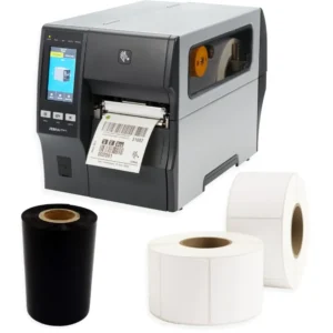 Imagem da impressora térmica industrial de etiquetas Zebra ZT411 imprimindo uma etiqueta com código de barras, acompanhada de rolos de etiquetas e ribbon. Indicada para operações de logística, indústria e centros de distribuição, onde é necessário imprimir etiquetas de identificação, rastreamento e endereçamento com qualidade e alta produtividade.